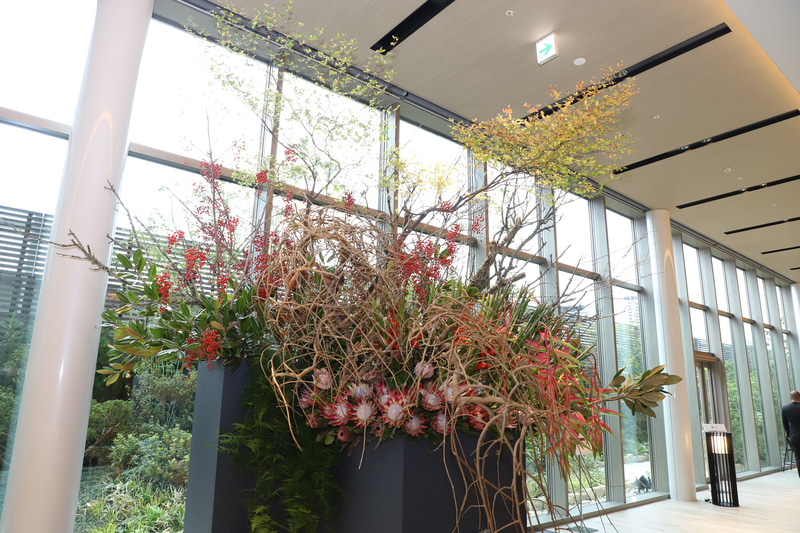 エントランスとロビー、それぞれに飾られたアート