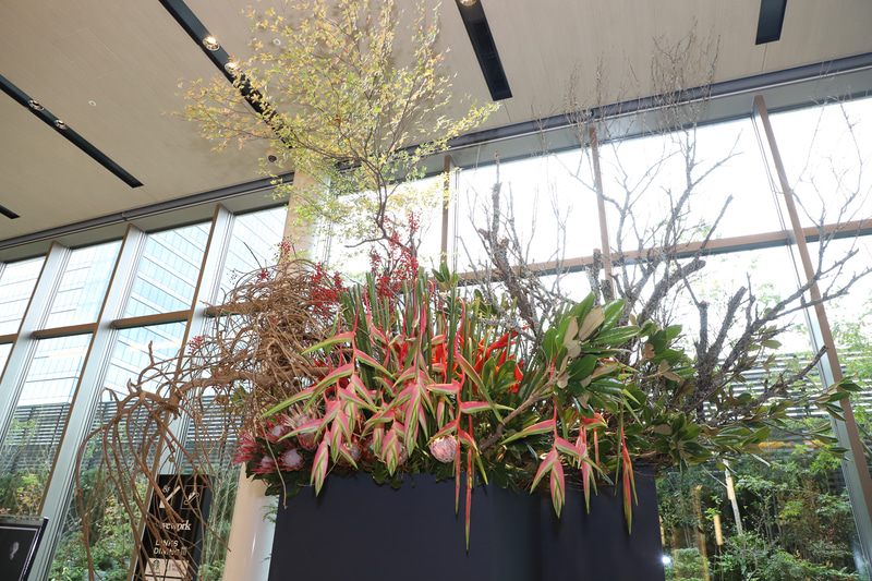 オープンを記念した、花人 赤井勝氏によるフラワーアート（展示は11月30日まで）