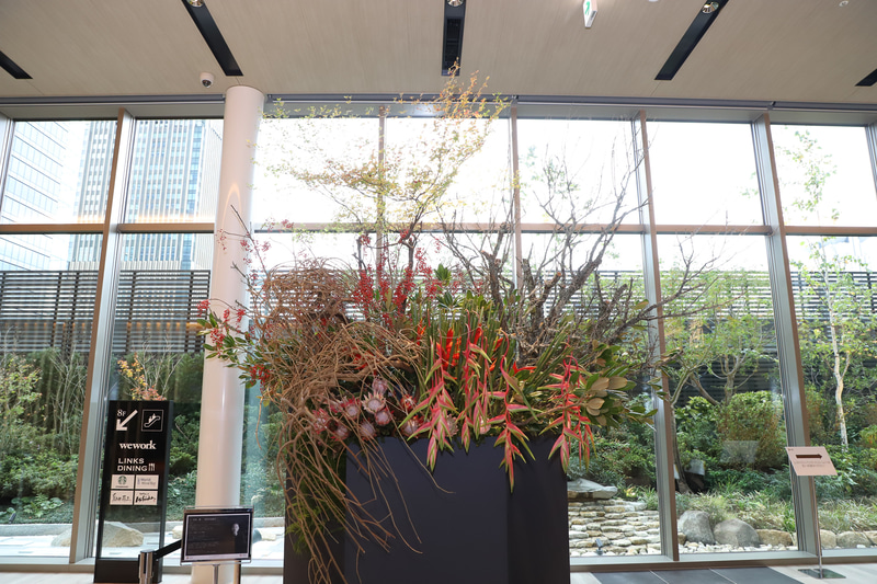 エントランスとロビー、それぞれに飾られたアート