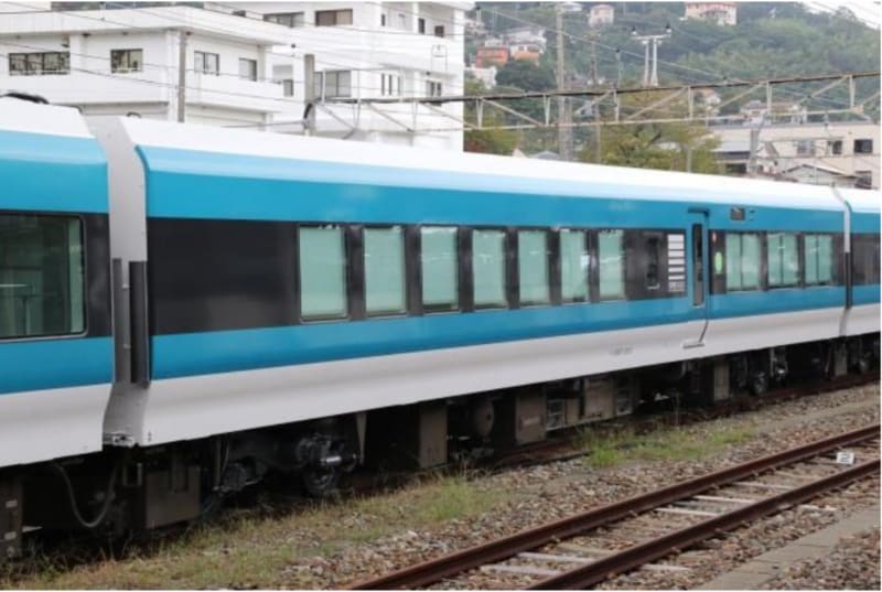 ペニンシュラブルーを基調とした車体