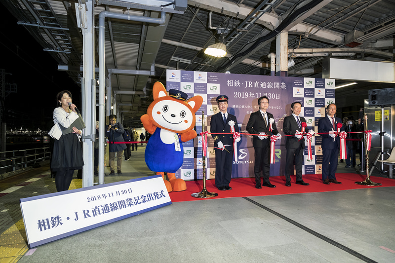 関係者によるテープカット