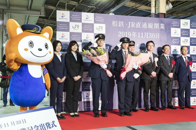 関係者による記念撮影