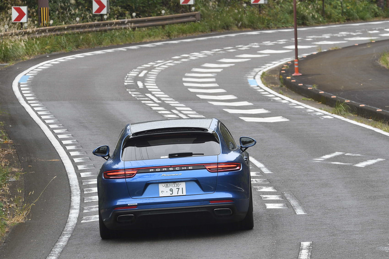 「パナメーラ4Ｅハイブリッドスポーツツーリスモ」は、第2世代のパナメーラとして3つ目のボディデザインとなる大型のテールゲートを保持。ボディサイズは、5049×1937×1428mm（全長×全幅×全高）でホイールベースは2950mm。エンジンはV型6気筒2.9ℓターボに電動モーターを組み合わせている。システムの最高出力は462psで、最大トルクは700Nm。電動モーターだけでの走行も可能で、満充電の場合の航続可能距離は51kmとなっている