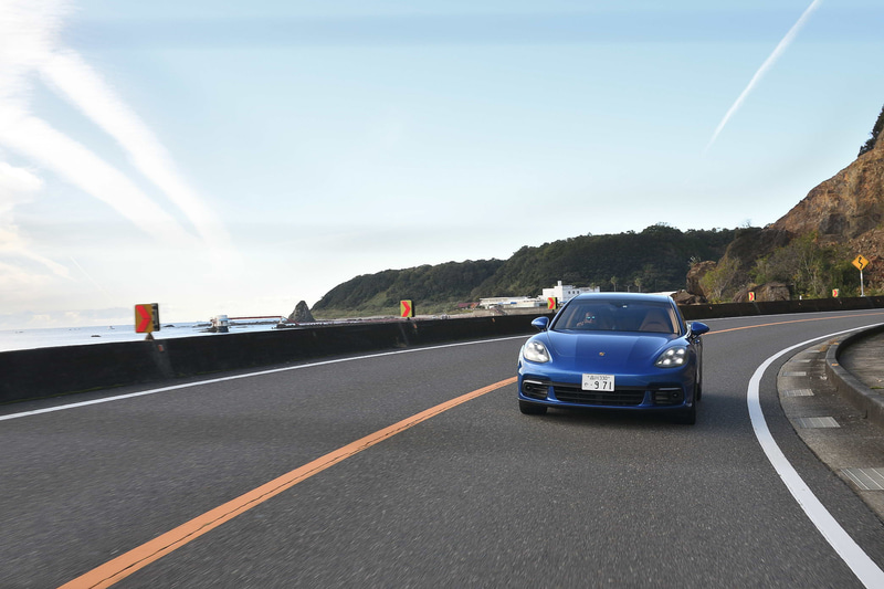 「パナメーラ4Ｅハイブリッドスポーツツーリスモ」は、第2世代のパナメーラとして3つ目のボディデザインとなる大型のテールゲートを保持。ボディサイズは、5049×1937×1428mm（全長×全幅×全高）でホイールベースは2950mm。エンジンはV型6気筒2.9ℓターボに電動モーターを組み合わせている。システムの最高出力は462psで、最大トルクは700Nm。電動モーターだけでの走行も可能で、満充電の場合の航続可能距離は51kmとなっている