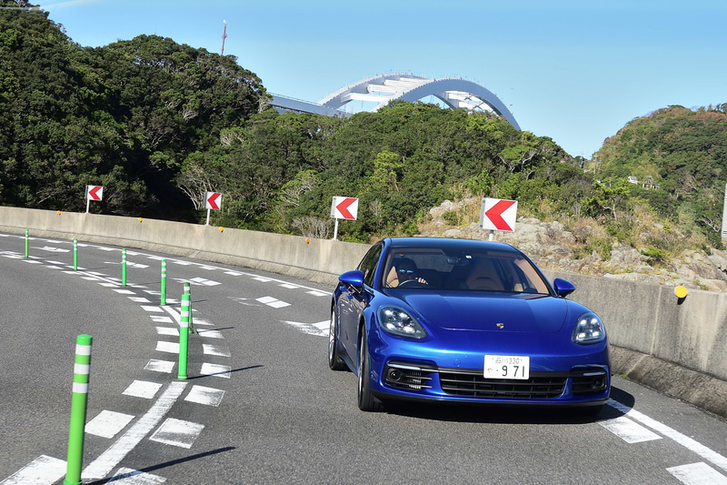 「パナメーラ4Ｅハイブリッドスポーツツーリスモ」は、第2世代のパナメーラとして3つ目のボディデザインとなる大型のテールゲートを保持。ボディサイズは、5049×1937×1428mm（全長×全幅×全高）でホイールベースは2950mm。エンジンはV型6気筒2.9ℓターボに電動モーターを組み合わせている。システムの最高出力は462psで、最大トルクは700Nm。電動モーターだけでの走行も可能で、満充電の場合の航続可能距離は51kmとなっている