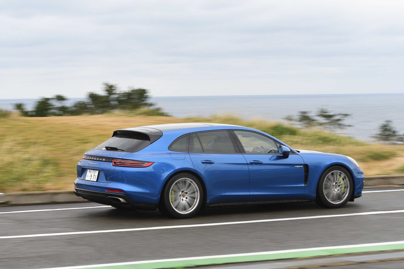 「パナメーラ4Ｅハイブリッドスポーツツーリスモ」は、第2世代のパナメーラとして3つ目のボディデザインとなる大型のテールゲートを保持。ボディサイズは、5049×1937×1428mm（全長×全幅×全高）でホイールベースは2950mm。エンジンはV型6気筒2.9ℓターボに電動モーターを組み合わせている。システムの最高出力は462psで、最大トルクは700Nm。電動モーターだけでの走行も可能で、満充電の場合の航続可能距離は51kmとなっている