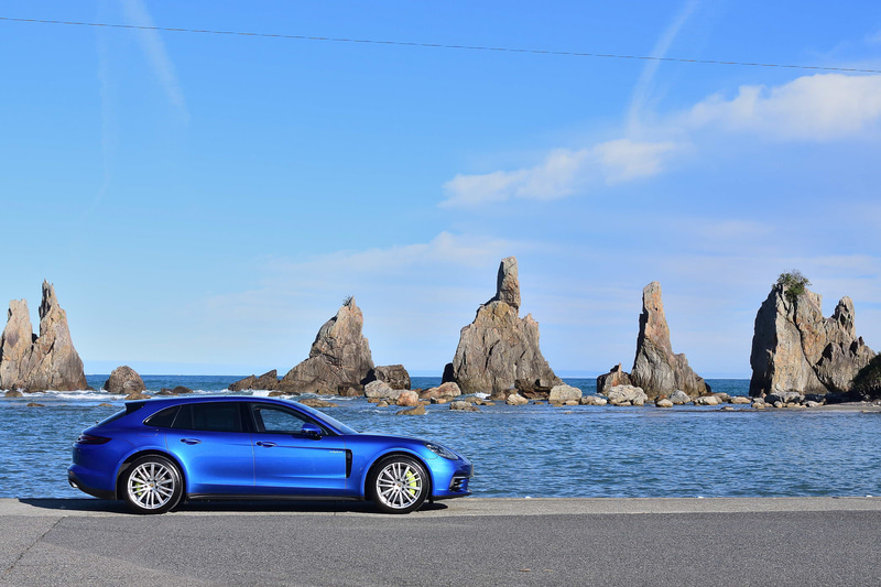 伊勢から紀伊半島の東岸を走る国道42号沿いにある「橋杭岩」。南紀の観光の名所となっていて、多くの観光客が訪れていた。大小40ほどの岩柱が整然と並んでいて、上空から見るとその見事な景観がより分かる。岩柱は岩盤の硬いところが浸食によって残ったもので、橋の杭に見立てられたことからこの名前が付けられているそうだ