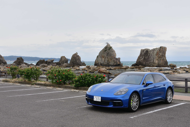 伊勢から紀伊半島の東岸を走る国道42号沿いにある「橋杭岩」。南紀の観光の名所となっていて、多くの観光客が訪れていた。大小40ほどの岩柱が整然と並んでいて、上空から見るとその見事な景観がより分かる。岩柱は岩盤の硬いところが浸食によって残ったもので、橋の杭に見立てられたことからこの名前が付けられているそうだ