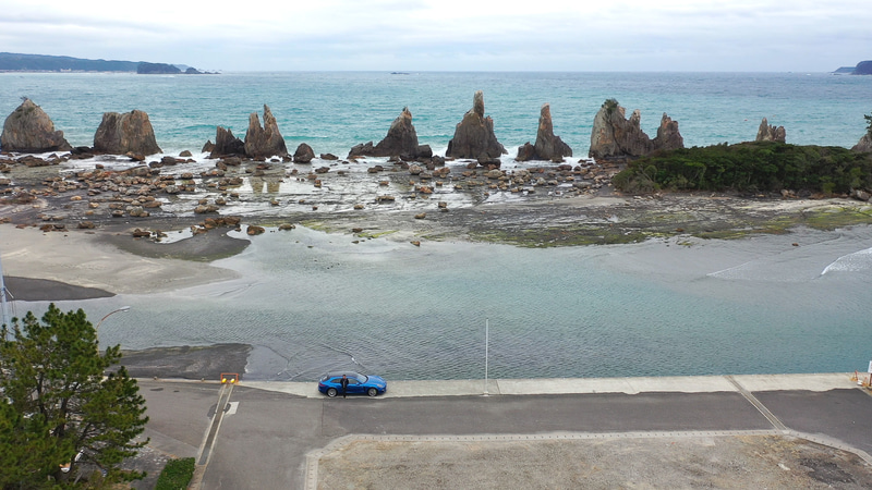 伊勢から紀伊半島の東岸を走る国道42号沿いにある「橋杭岩」。南紀の観光の名所となっていて、多くの観光客が訪れていた。大小40ほどの岩柱が整然と並んでいて、上空から見るとその見事な景観がより分かる。岩柱は岩盤の硬いところが浸食によって残ったもので、橋の杭に見立てられたことからこの名前が付けられているそうだ