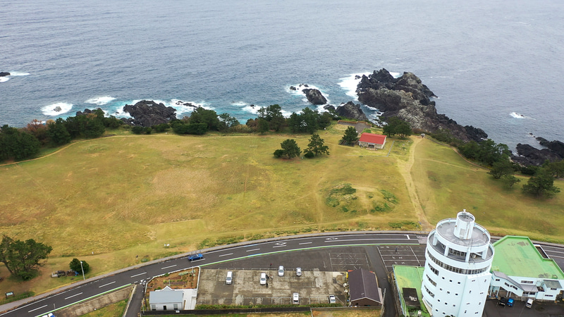 紀伊大島の東端にあるのが樫野崎になる。ここは1890年にエルトゥールル号が難破したところで、「トルコ記念館」や「トルコ軍艦遭難慰霊碑」が設けられている。樫野埼灯台の近くにある像は、トルコ国の建国の父とされるムスタファ・ケマル・アタテュルクで太平洋を望むように建てられている。灯台は日本で最初の様式石造りとなっていて、1870年に建設された