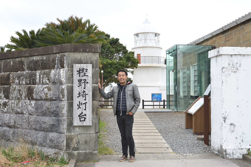 紀伊大島の東端にあるのが樫野崎になる。ここは1890年にエルトゥールル号が難破したところで、「トルコ記念館」や「トルコ軍艦遭難慰霊碑」が設けられている。樫野埼灯台の近くにある像は、トルコ国の建国の父とされるムスタファ・ケマル・アタテュルクで太平洋を望むように建てられている。灯台は日本で最初の様式石造りとなっていて、1870年に建設された