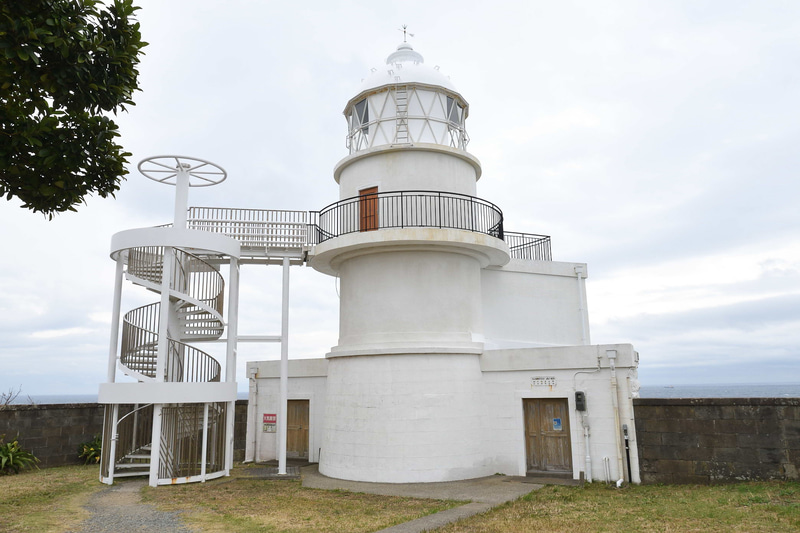 紀伊大島の東端にあるのが樫野崎になる。ここは1890年にエルトゥールル号が難破したところで、「トルコ記念館」や「トルコ軍艦遭難慰霊碑」が設けられている。樫野埼灯台の近くにある像は、トルコ国の建国の父とされるムスタファ・ケマル・アタテュルクで太平洋を望むように建てられている。灯台は日本で最初の様式石造りとなっていて、1870年に建設された