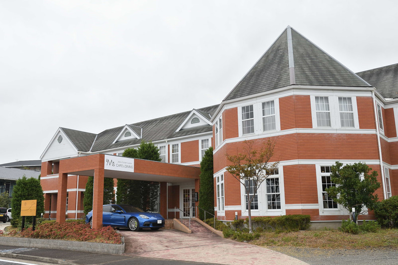 串本町のサンゴ台にある「M'S CAFÉ＆DINING」。洋館のようなホテルの建物をそのまま使っていて、クラシックな雰囲気を味わえる。ただ、ランチやディナーはリーズナブルで地元の食材も多く提供される