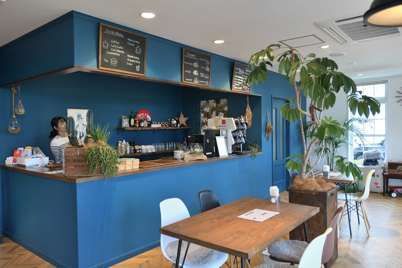 串本町のサンゴ台にある「M'S CAFÉ＆DINING」。洋館のようなホテルの建物をそのまま使っていて、クラシックな雰囲気を味わえる。ただ、ランチやディナーはリーズナブルで地元の食材も多く提供される