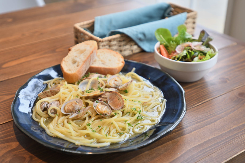 串本町のサンゴ台にある「M'S CAFÉ＆DINING」。洋館のようなホテルの建物をそのまま使っていて、クラシックな雰囲気を味わえる。ただ、ランチやディナーはリーズナブルで地元の食材も多く提供される