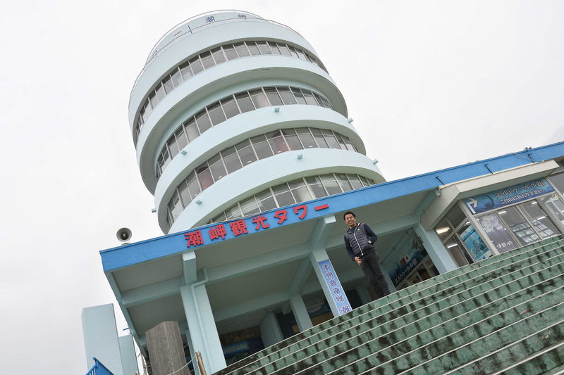 本州最南端にある潮岬観光タワー。屋上まで登ることができ、太平洋を望む展望台は圧巻の眺め。高い位置から見渡せるので、丸い水平線を見ることができた。潮岬観光タワーの1階にはエルトゥールル号の模型や、映画「海難1890」のシーンも公開されていた