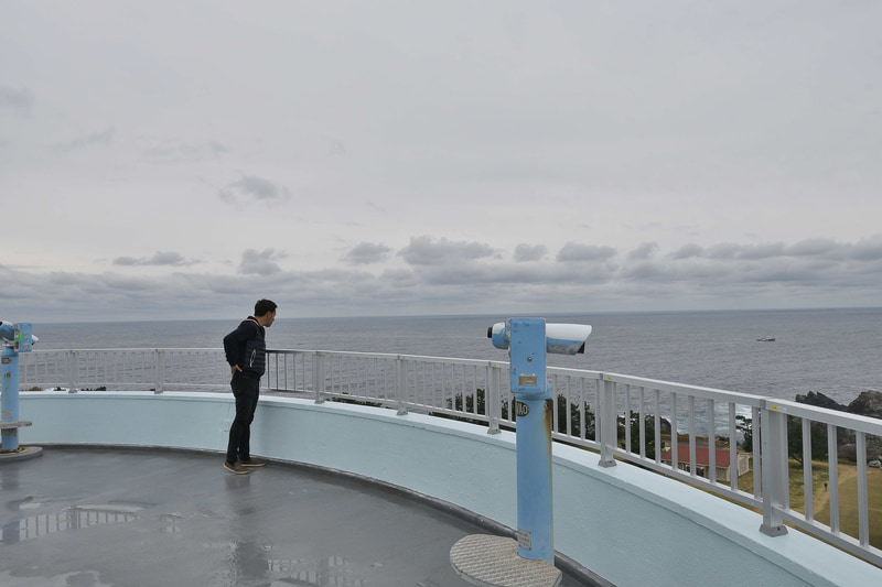 本州最南端にある潮岬観光タワー。屋上まで登ることができ、太平洋を望む展望台は圧巻の眺め。高い位置から見渡せるので、丸い水平線を見ることができた。潮岬観光タワーの1階にはエルトゥールル号の模型や、映画「海難1890」のシーンも公開されていた