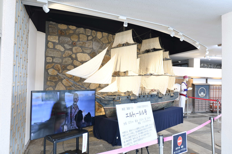 本州最南端にある潮岬観光タワー。屋上まで登ることができ、太平洋を望む展望台は圧巻の眺め。高い位置から見渡せるので、丸い水平線を見ることができた。潮岬観光タワーの1階にはエルトゥールル号の模型や、映画「海難1890」のシーンも公開されていた