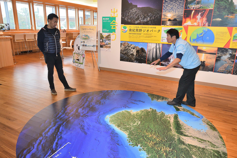 今回訪れたなかでも興味深かったのが「南紀熊野ジオパークセンター」。紀伊半島が形成された状況や、なぜ南紀には独特な景観が多いのかなどをガイドが丁寧に教えてくれる。温暖湿潤な気候がもたらす動植物や熊野信仰などの文化的な側面も知ることができる