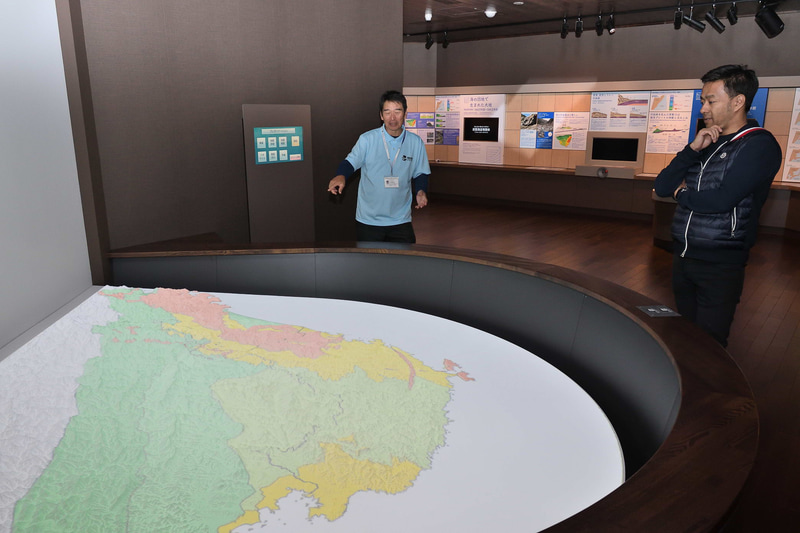 今回訪れたなかでも興味深かったのが「南紀熊野ジオパークセンター」。紀伊半島が形成された状況や、なぜ南紀には独特な景観が多いのかなどをガイドが丁寧に教えてくれる。温暖湿潤な気候がもたらす動植物や熊野信仰などの文化的な側面も知ることができる