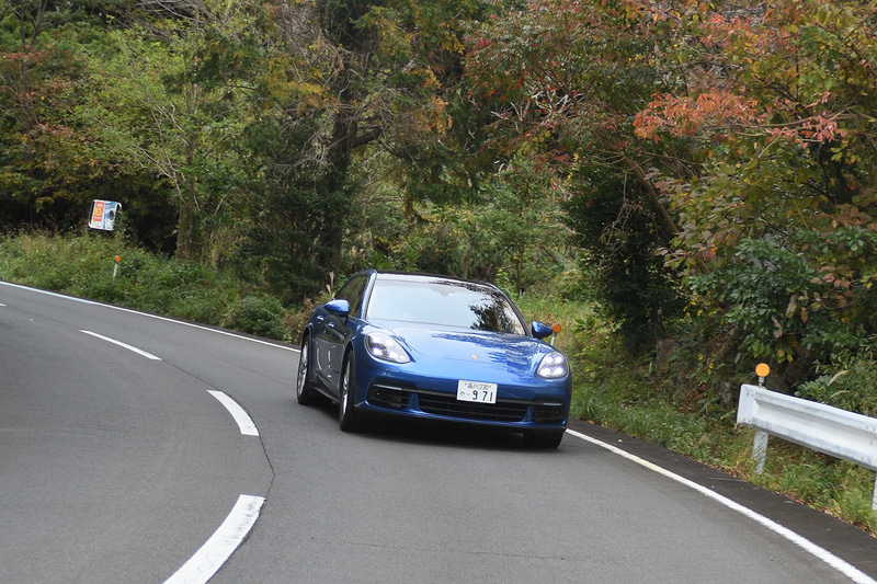 「パナメーラ4Ｅハイブリッドスポーツツーリスモ」は、第2世代のパナメーラとして3つ目のボディデザインとなる大型のテールゲートを保持。ボディサイズは、5049×1937×1428mm（全長×全幅×全高）でホイールベースは2950mm。エンジンはV型6気筒2.9ℓターボに電動モーターを組み合わせている。システムの最高出力は462psで、最大トルクは700Nm。電動モーターだけでの走行も可能で、満充電の場合の航続可能距離は51kmとなっている