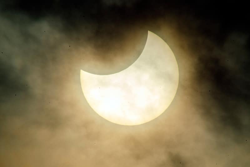 箱根 駒ヶ岳では部分日食に合わせてロープウェイの特別運行を実施する（写真は2019年1月相模原で撮影した部分日食）
