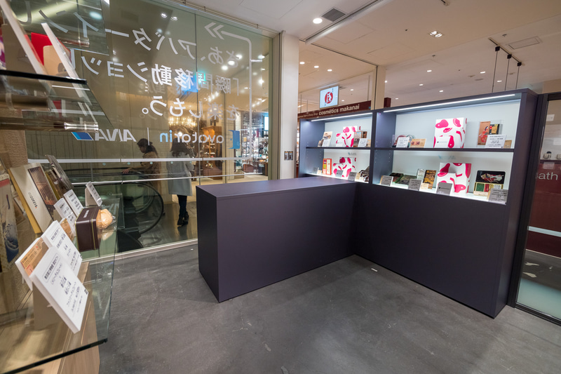 店内には三越伊勢丹が展開中の国立博物館とのコラボレーションギフト31品目が並ぶ