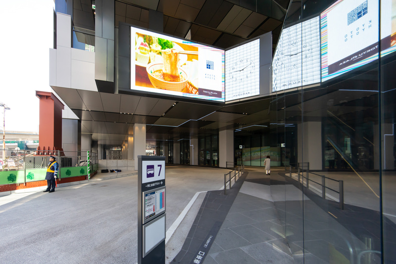 1階バスターミナルを外から見たところ。今後2階で接続される予定の部分が見える