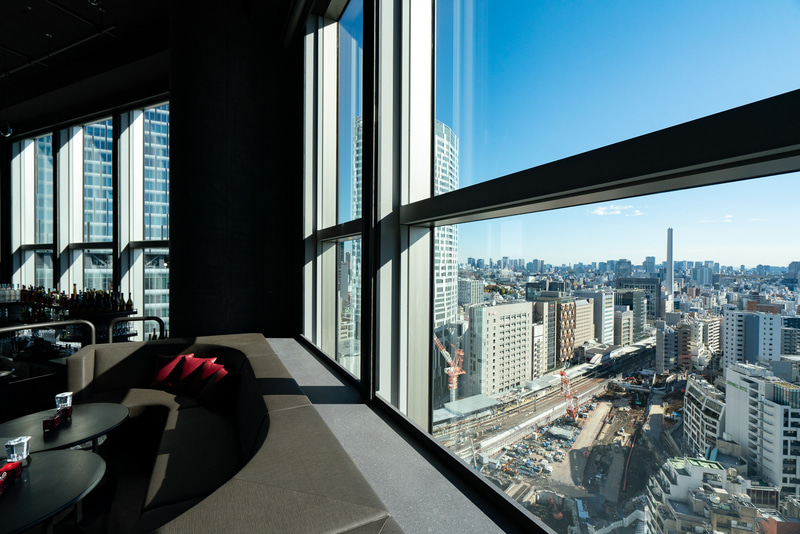 クラブにはめずらしい大きな窓。実際に楽しむのは夜景になるだろう