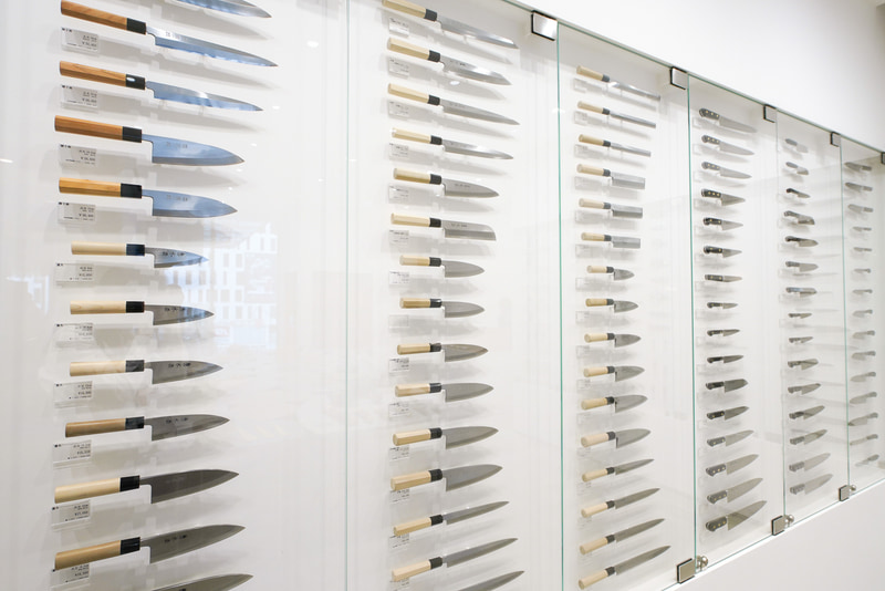 包丁を中心とした刃物が壁一面に