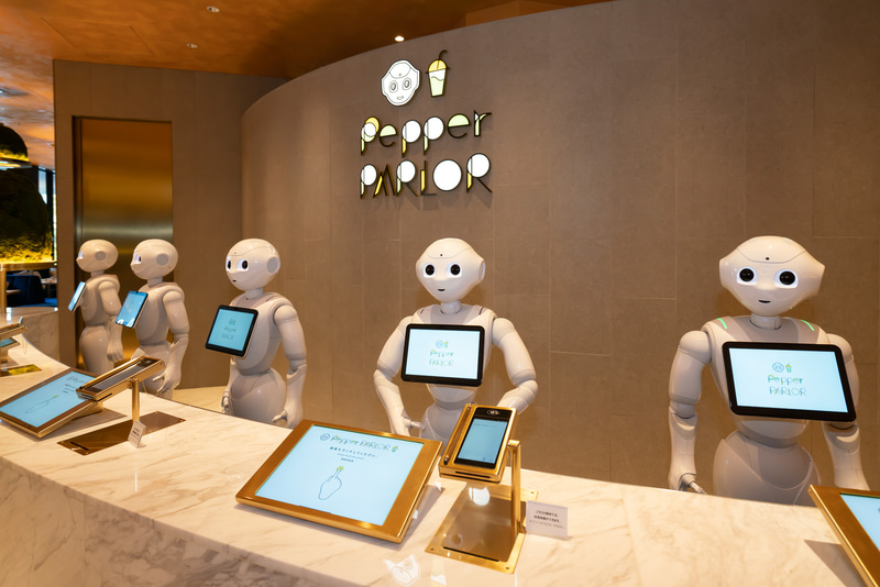 受付ではペッパーがお出迎え