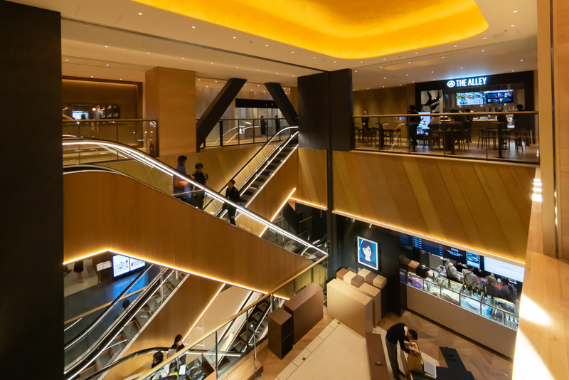 6～7階の吹き抜け。下がオールデイダイニング「GRAND SESSION」となっている