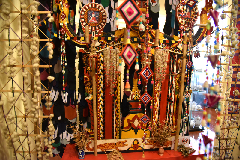 お祭りで使用される神輿のレプリカやお守り、デコレーションを展示