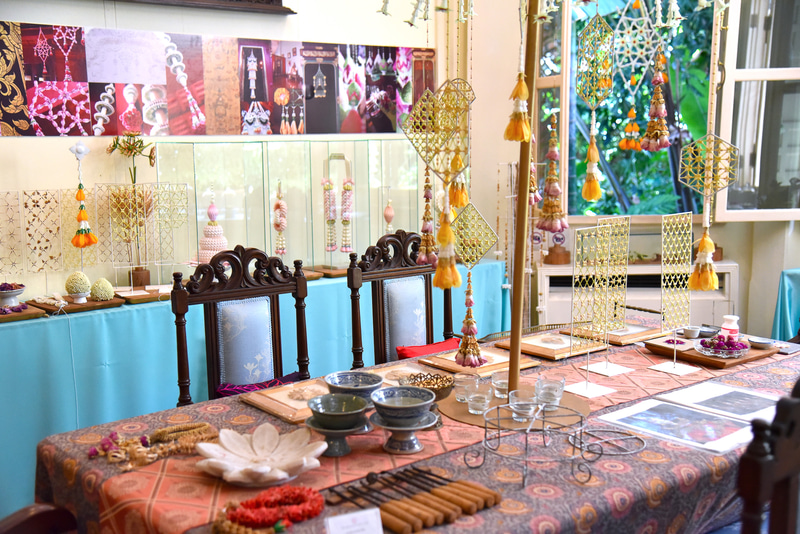 作品を生み出す作業場。フラワーネットやパーン・プムなどいろいろ