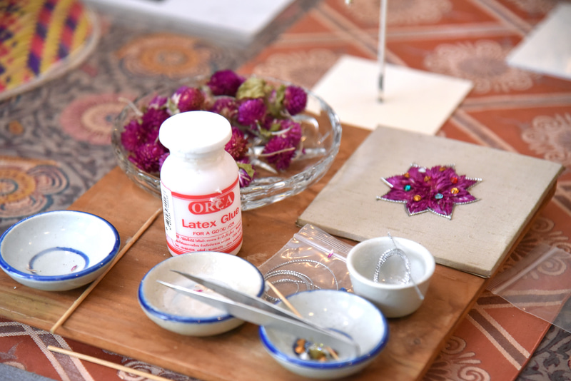 1枚1枚手作業で花びらで花を作っていく。職人さんは2から3時間で完成