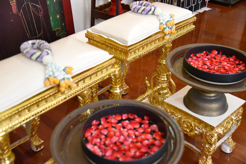 聖水の儀式で新郎新婦が聖水をかけ祝してもらう台も展示