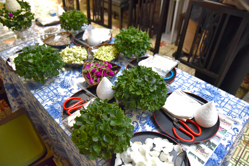 台座と花々がセットされたテーブル