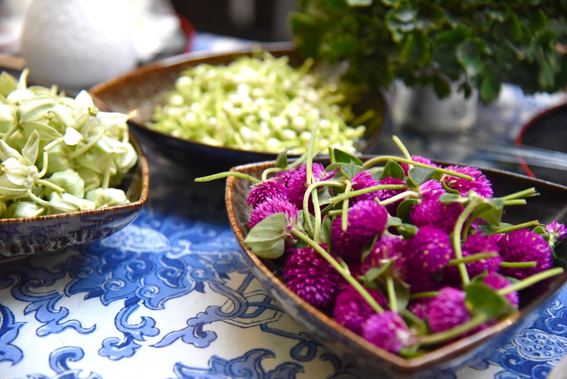 使用する花はセンニチコウ、クラウンフラワー、スモールホワイトガーデニアなど