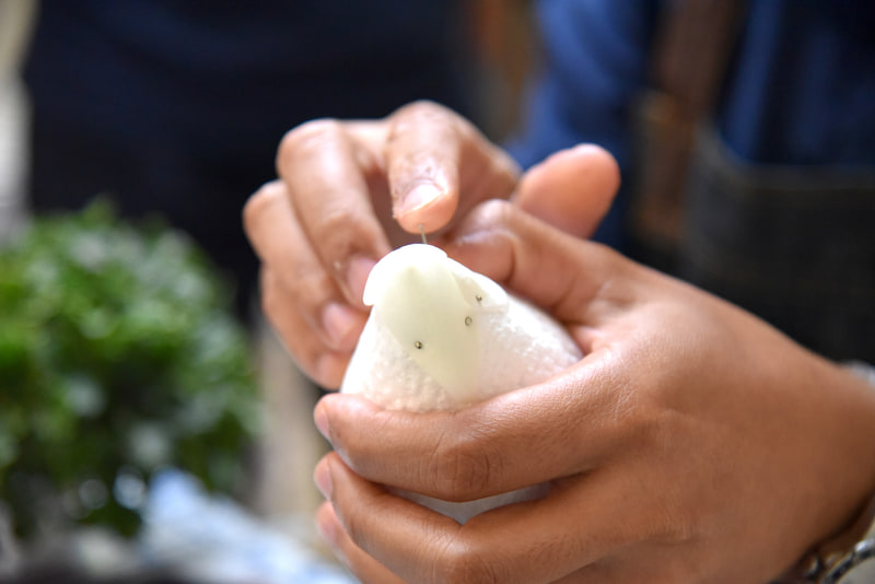 トップは4枚の花弁をピンで配置。ピンが隠れるように下段に花弁を付けていく