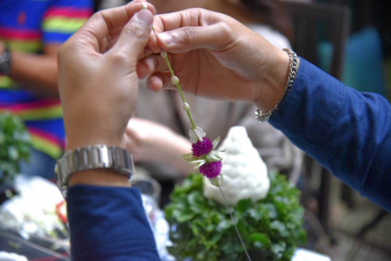 ワイヤーにセンニチコウなどを配置。トップにスモールホワイトガーデニアを4つをとおす