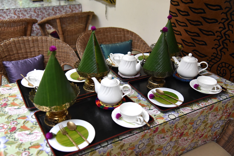 アフタヌーンティーセット。バナナの葉で作ったフタを開けると……