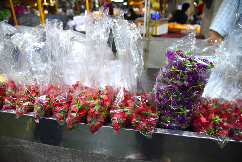 プアン・マーライ（花飾り）によく使用されるローズも袋売り。ローズ風呂にも使えそう