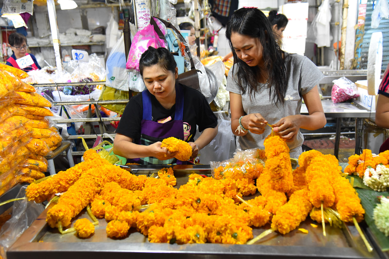 手早くお供え用のアレンジメントを制作するスタッフたち