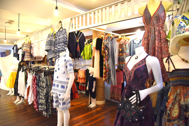 クーラの効いた店内でタイパンツなどを品定め。客引きもなく自分のペースで買える