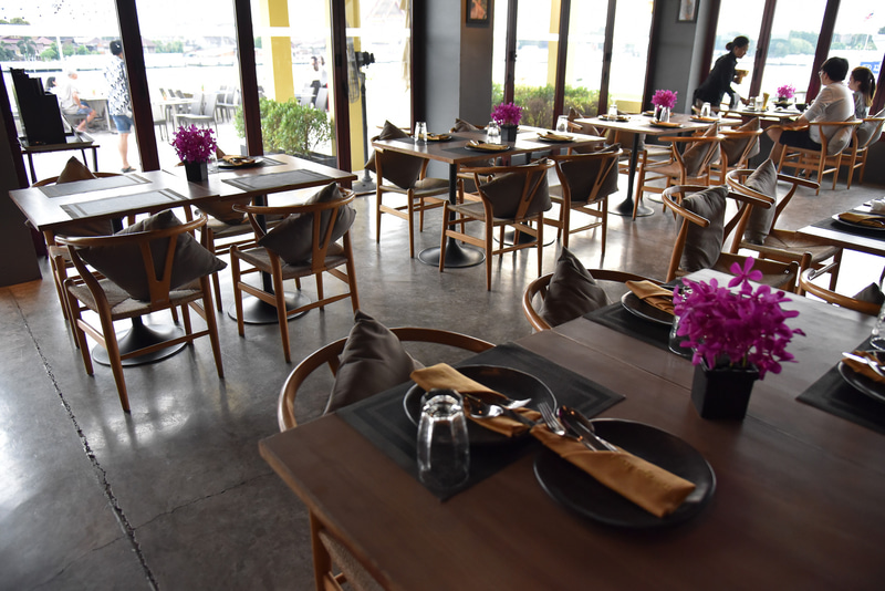 デッキがお勧めだが、暑い場合は涼しい店内を利用しよう