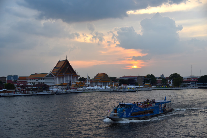 雲が多めだったが18時半過ぎにレストランのデッキから夕焼けが楽しめた