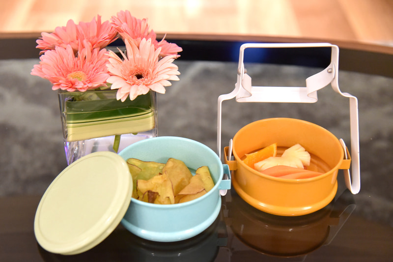 パステルカラーで2段重ねのキュートな1品も。フレッシュフルーツやチップスを入れてもOK