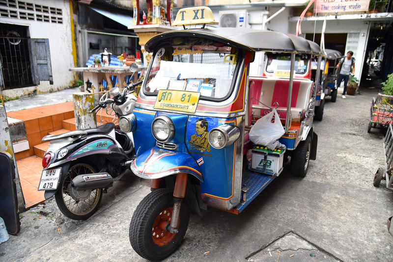 玄関にトゥクトゥク3台がスタンバイ