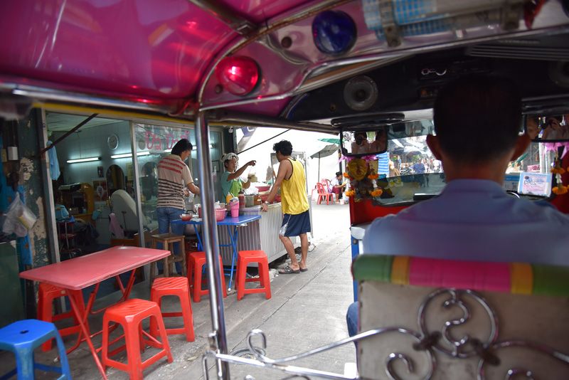 初トゥクトゥク。電飾が光る内装や車窓からの眺めを堪能