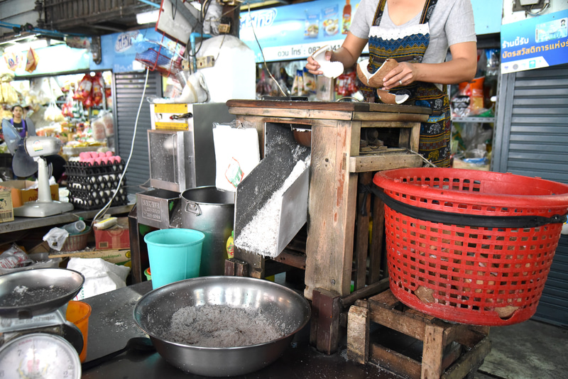 ココナッツは皮ごとダイナミックに粉砕